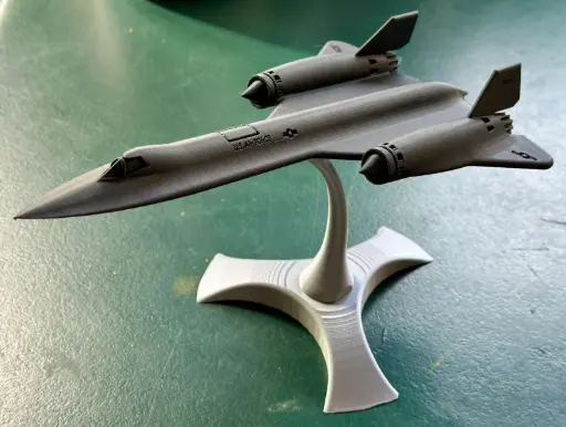 [Assembled SR-71 Blackbird with assembled improved base at 150%] عمل فني ديكوري